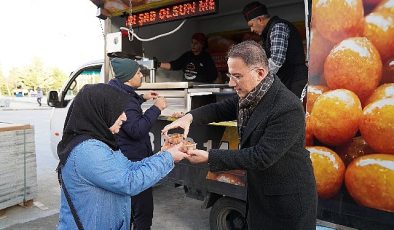 Başkan Çalık şehitler için lokma dağıttı