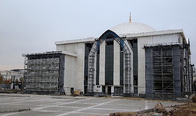 Kartepe’nin modern mimarili camisi yükseliyor