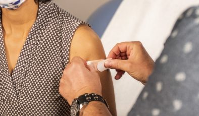 Uzmanı açıkladı: Ergenlikte yapılan HPV aşısı, rahim ağzı kanserini önleyebilir