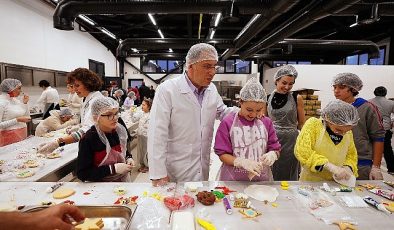 Yeni yıl kurabiyeleri beslenme saati için hazırlandı