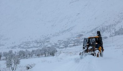 Antalya Büyükşehir karla kaplı yolları açıyor