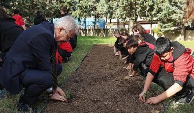 Başkan Erdem öğrencilerle çilek ve marul fidesi dikti