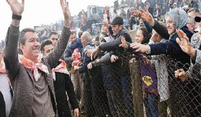 Bergama Folklorik Deve Gösterisi Festivali Yoğun Katılımla Düzenlendi