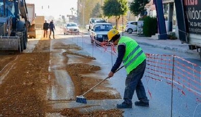 Büyükşehir Belediyesi Varsak’ta eski içme suyu hattını yeniliyor