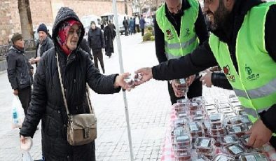 Büyükşehir’den kandil akşamında simit ve tatlı ikramı