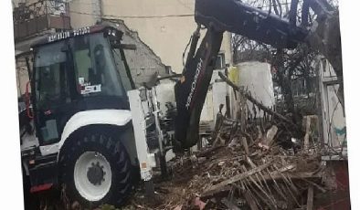 Gölcük Belediyesi metruk binaları tehlike olmaktan çıkarıyor