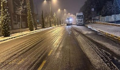 Kar yağışı ile birlikte belediye takımları teyakkuza geçti