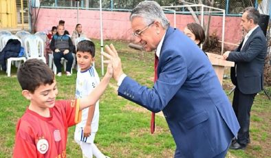 Kemer Belediyesi Futbol Okulu’nda formalar dağıtıldı