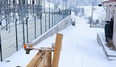 Kemer Belediyesi, kar yağışı nedeniyle kapanan yayla yollarını temizledi