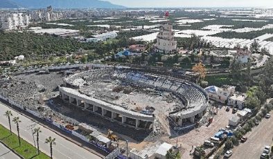 Kumluca Atatürk Stadyumu süratle yükseliyor