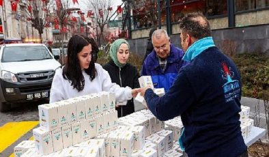 Nevşehir Belediyesi’nden vatandaşlara kandil simidi ikramı