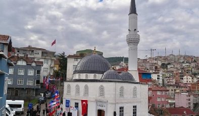 Tekrar inşa edilen Üsküdar Kıroğlu Cami ibadete açıldı