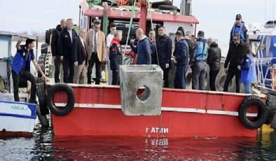 Aliağa Körfezinde Yapay Resifler Suya Bırakıldı