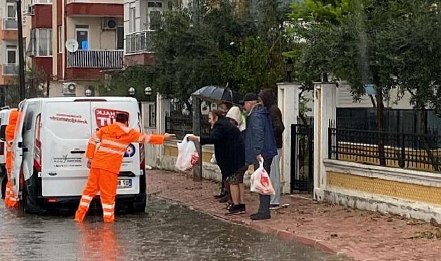 Antalya Büyükşehir Belediyesi selin etkilediği mahallelerde vatandaşlara taşınabilir aşeviyle üç çeşit sıcak yemek, su ve ekmek yardımı yapıyor