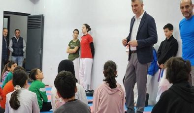 Gölcük Belediyesi tarafından tadilatı tamamlanarak yenilenen Düzağaç Kültür Merkezi’inde taekwondo dersleri başladı