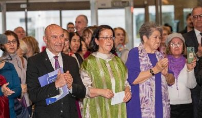 “İnsan Dünyadır” standı İzmirlilerle buluştu