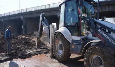 İSU ani yağışlarda su birikintisi yaşanan bölgeye müdahale etti