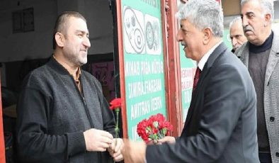 Ömeroğlu, Dilovası’nda sıkmadık el bırakmıyor