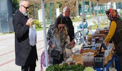 Üretici ve tüketici Karşıyaka’da ‘aracısız’ buluşmaya devam ediyor