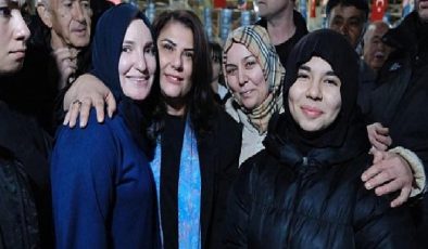 Aydın Büyükşehir Belediyesi, Ramazan ayı boyunca kentin farklı noktalarında düzenlediği iftar programlarıyla vatandaşları bir ortaya getirmeye devam ediyor