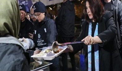 Aydın Büyükşehir Belediyesi tarafından kurulan iftar sofraları binlerce Aydınlıyı bir ortaya getirmeye devam ediyor