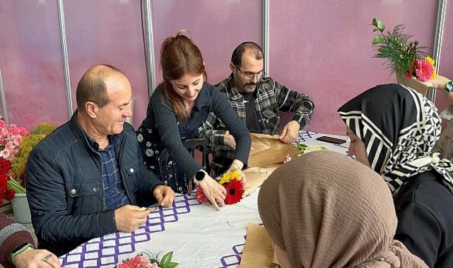 Beyefendiler Bayan Şenliği’nde eşlerine çiçek yaptı