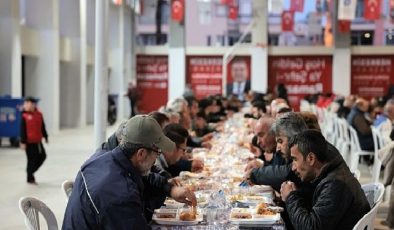 Büyükşehir Belediyesi Atatürk Spor Salonu’nda iftar sofrası kurdu