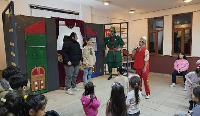 Gölcük Belediyesi tarafından düzenlenen “Ramazan Ayı Çocuk Şenliği”; Ulaşlı Gençlik Merkezi’nde çocuklara cümbüş dolu bir akşam yaşattı