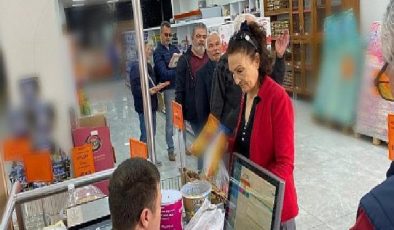 Halk Market’teki ucuz et kampanyasına büyük ilgi.