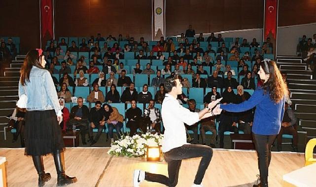 Harran Üniversitesi’nde Artiz Mektebi Tiyatro Oyunu Sahnelendi