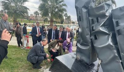 Harran Üniversitesi’nde Geçen Yılki Afetlerde Hayatlarını Kaybedenlerin Anısına Manalı Bir Program Düzenlendi