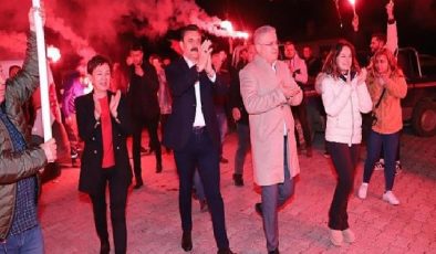 Lider Kırgöz’e Dede Ocağı Kıratlı’da Zeybek Sürprizi