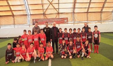 Nevşehir Belediyesi tarafından düzenlenen 3. İlkokullar Ortası 23 Nisan Halı Saha Futbol Turnuvası başladı