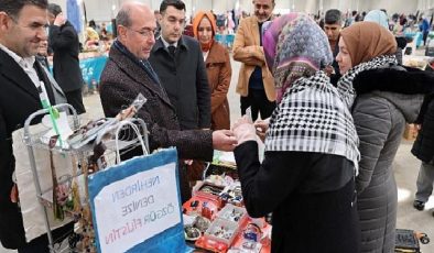 · Selçuklu Belediye Lideri Ahmet Pekyatırmacı her ayın birinci Çarşamba günü kurulan 2. El Pazarı’nı ziyaret ederek stantları gezdi