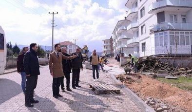 Yeniceköy’de Yol Kaplama Ve Tretuvar Çalışmaları Sürüyor